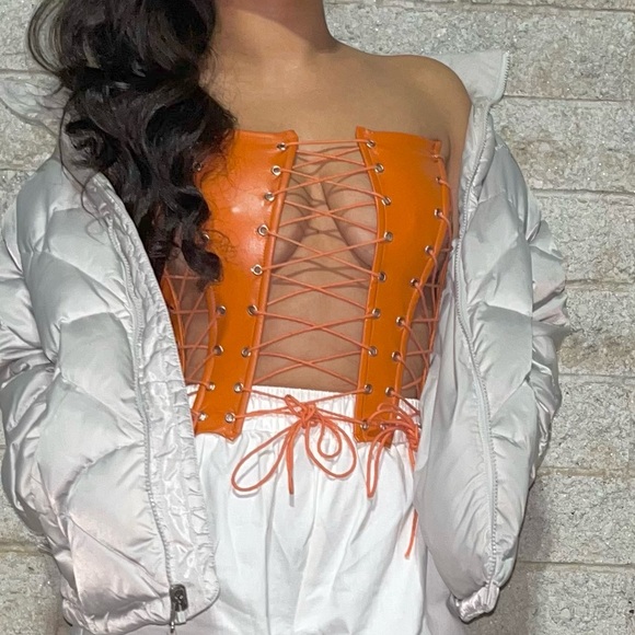 Cape Clique Corset - Picture 1 of 9